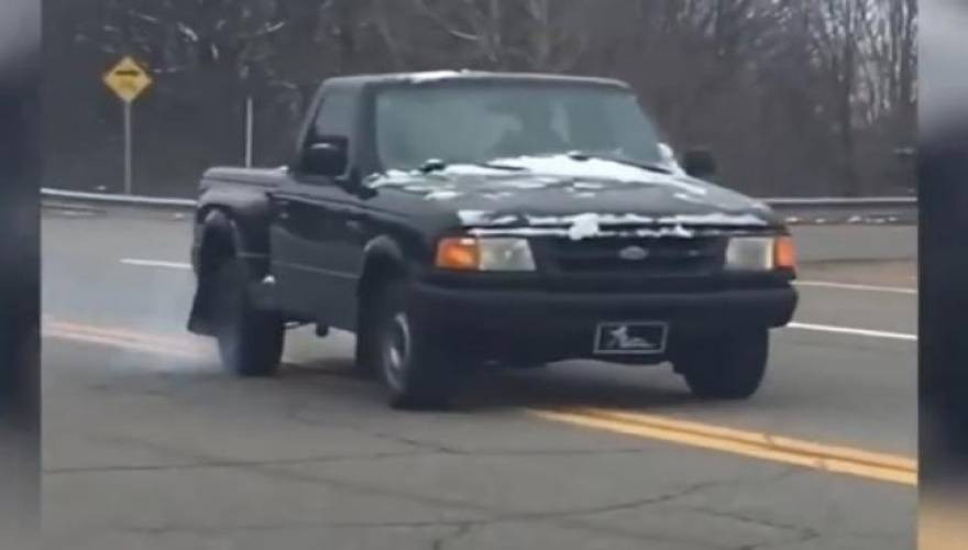 Τί γίνεται αν βάλετε όπισθεν σε αγροτικό ενώ κινείται με πάνω από 60 χλμ/ώρα (βίντεο)